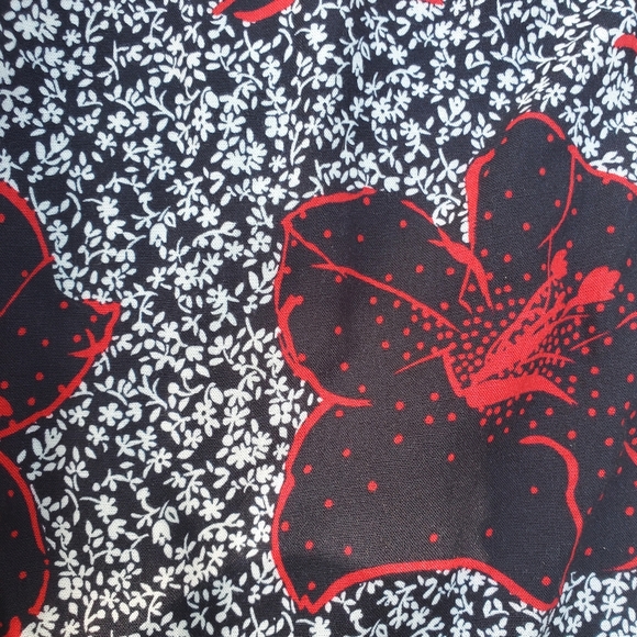 Midi skirt size small fits size 0-2  bkack , red and white very light ma… - Picture 2 of 4